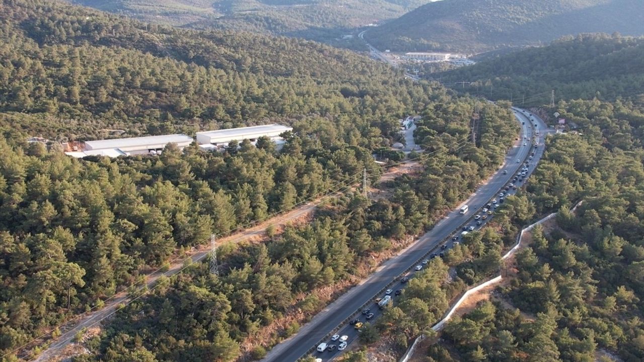 Bodrum'da Akşam Saatlerinde Yoğun Araç Trafiği