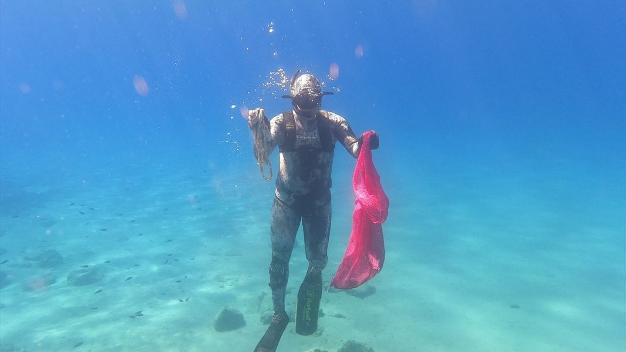 Bodrum'da Gönüllü Dalgıçlarla Deniz Dibi Temizliği Tamamlandı