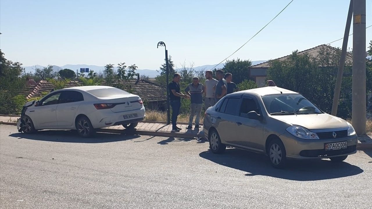 Burdur'da Otomobil Çarpışması: 4 Yaralı