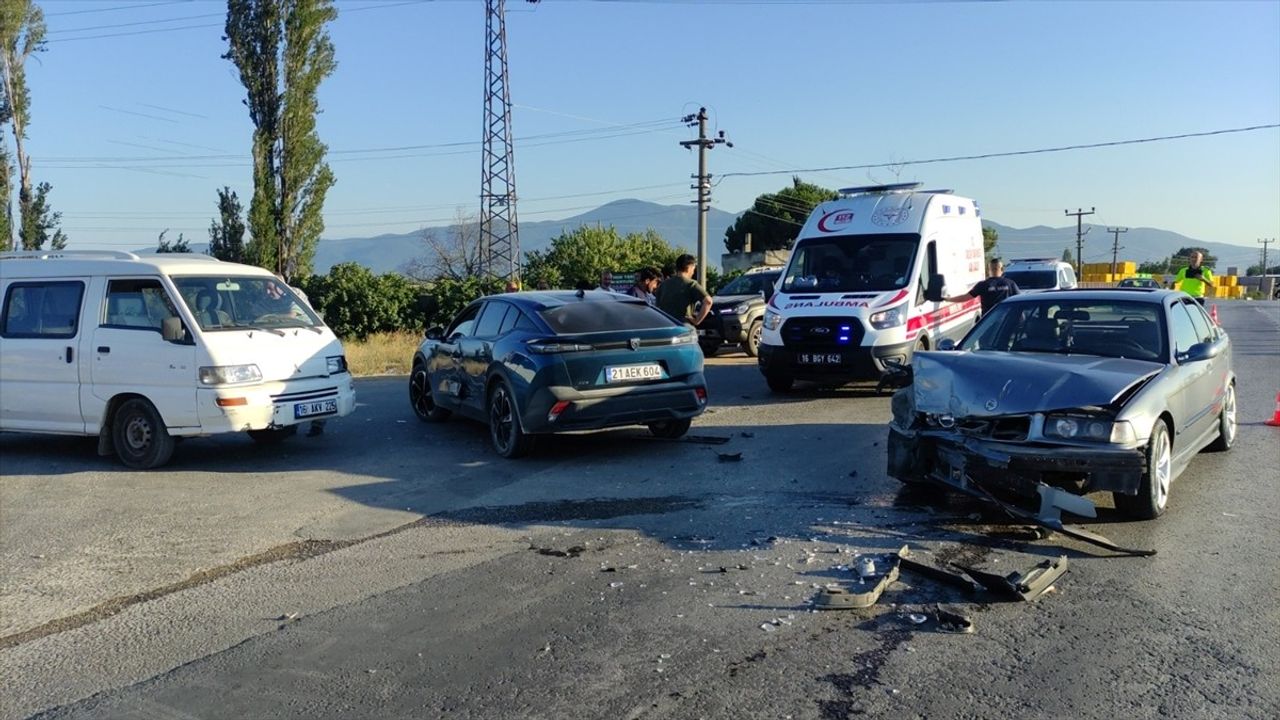 Bursa'da Zincirleme Trafik Kazası: 2 Yaralı