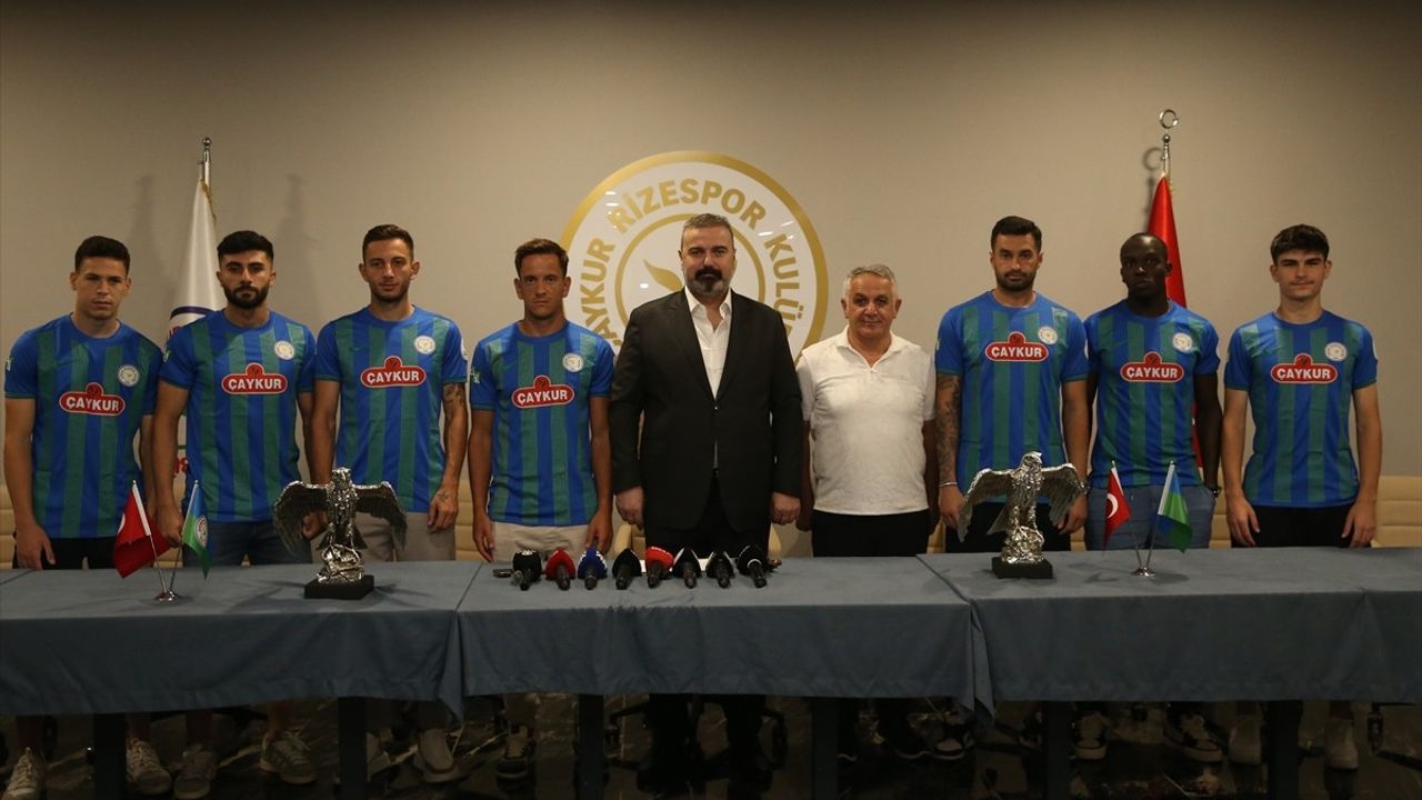 Çaykur Rizespor'dan Yeni Transferler İçin İmza Töreni