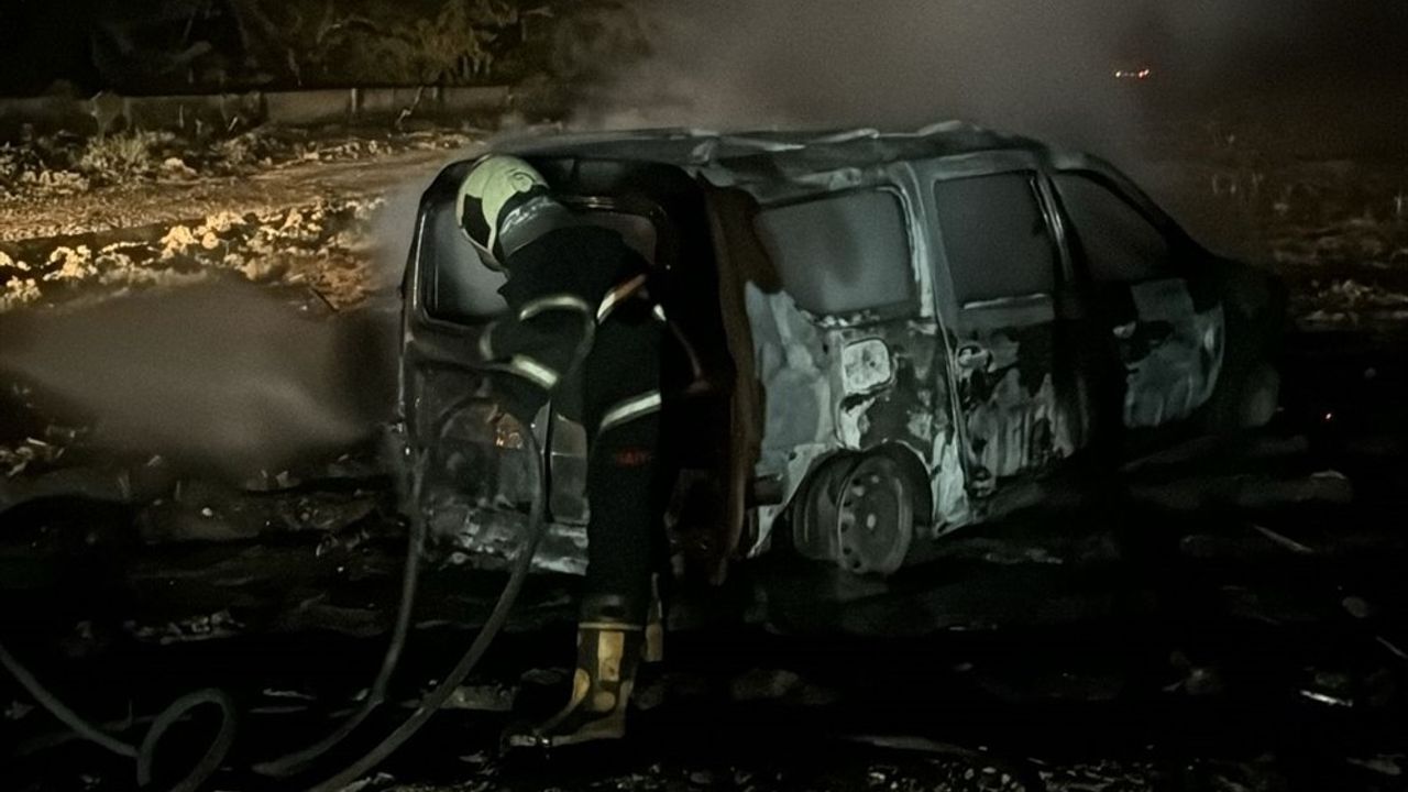 Ceyhan'da Park Halindeki Hafif Ticari Araçta Yangın