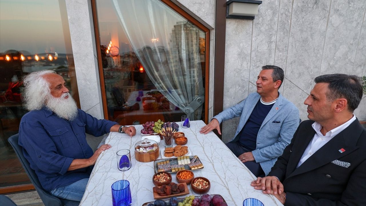 CHP Genel Başkanı Özgür Özel'den Sanatçı Suavi'ye Destek Ziyareti