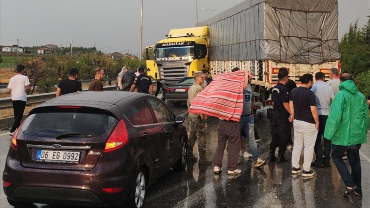 Çorum'da Otomobil ve Tır Çarpıştı: 4 Yaralı