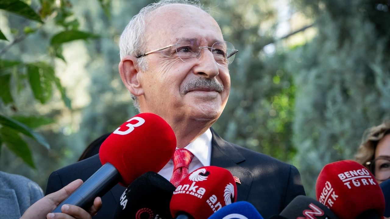 Davutoğlu, Kılıçdaroğlu'nu Ziyaret Etti: Türkiye’nin Sorunları Konuşuldu