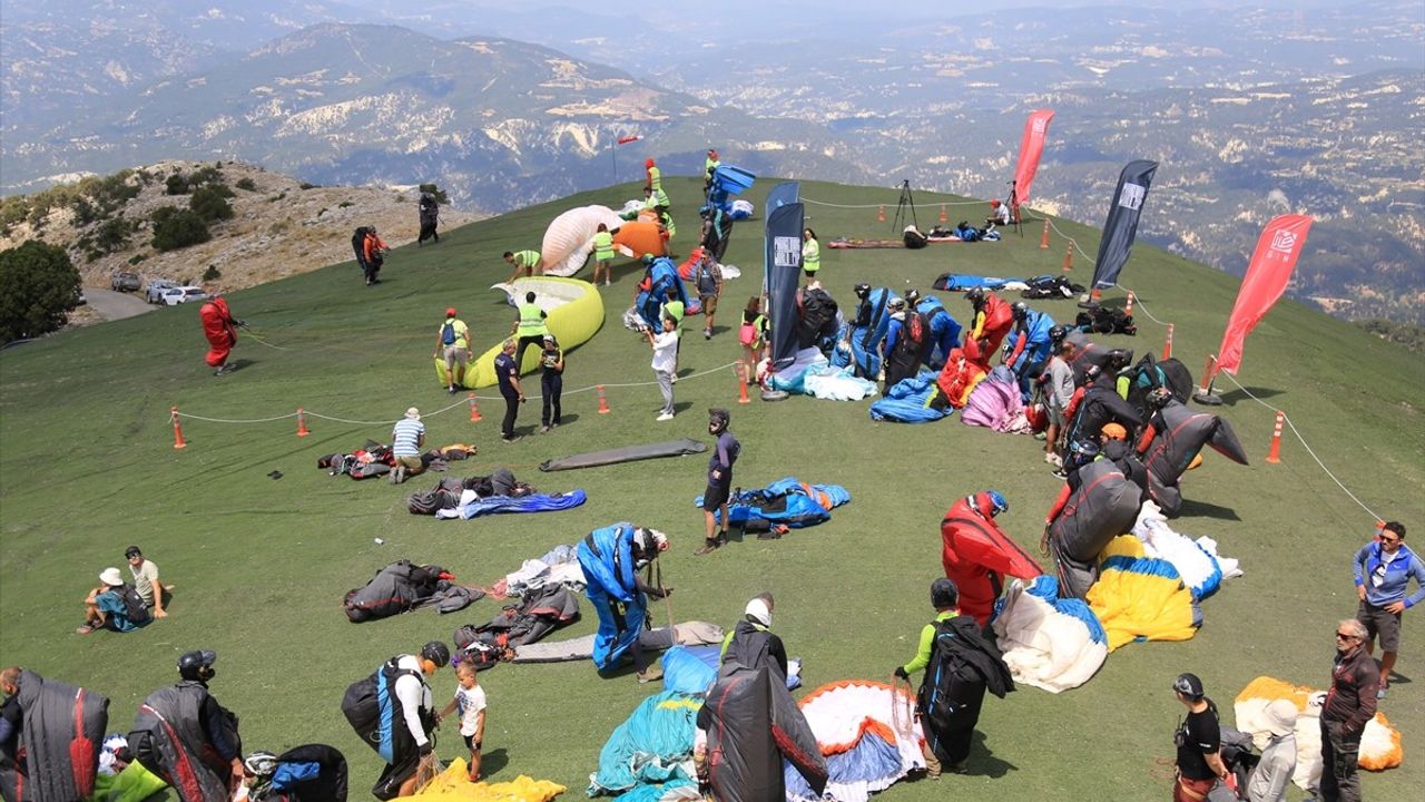 Denizli'de Yamaç Paraşütü Dünya Kupası Rüzgarı