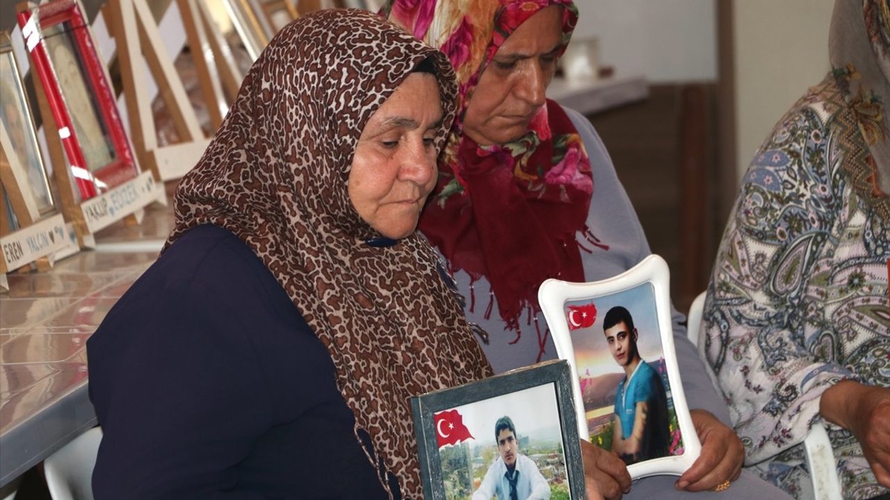 Diyarbakır Anneleri Sıcak Havalara Rağmen Evlat Nöbetine Devam Ediyor