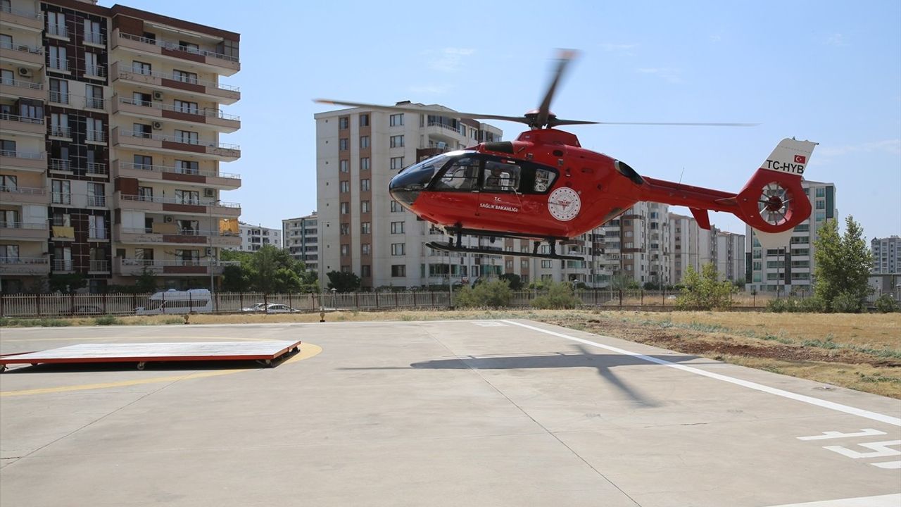 Diyarbakır'da Ambulans Helikopter Trafik Kazası Sonrası 79 Yaşındaki Kadını Hastaneye Uçurdu