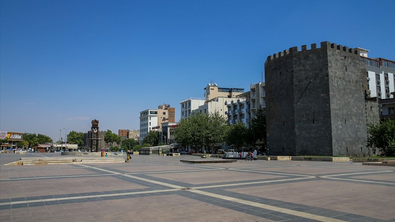 Diyarbakır'da Sıcak Hava Etkili Olmaya Devam Ediyor