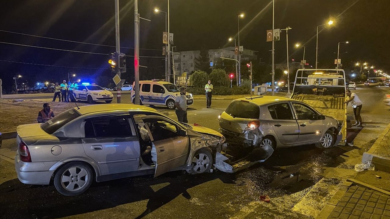 Diyarbakır'da Üç Araçlı Kaza: 7 Yaralı