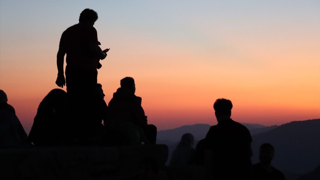 Doğu-Batı Dostluk ve İpek Yolu Rallisi'nin Nemrut Dağı Duruşu