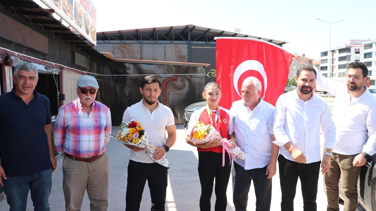 Dünya Şampiyonu Bilek Güreşçisi Şaziye Demir, Samsun'da Coşkuyla Karşılandı