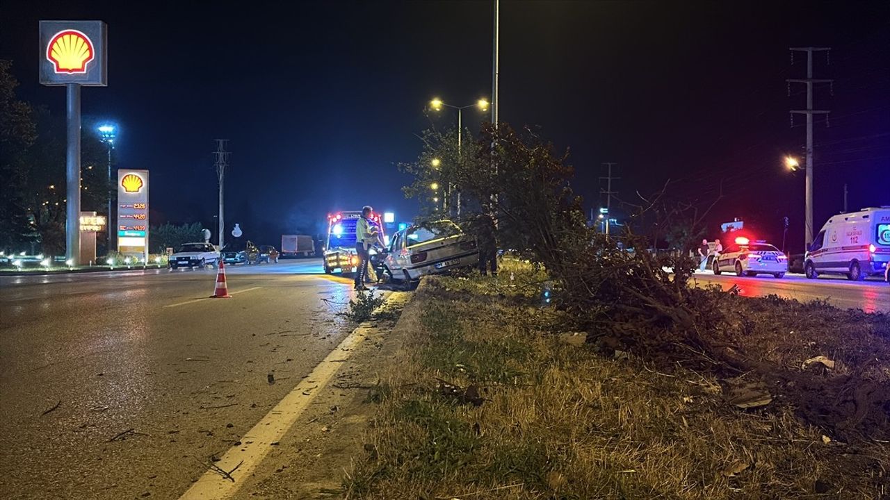 Düzce'de Refüje Çıkan Otomobilde Üç Kişi Yaralandı