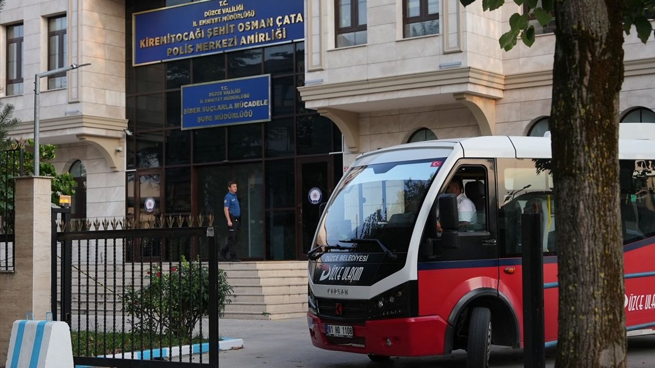 Düzce'de Unutulan 130 Bin Liralık Çanta Sahibine Ulaştırıldı