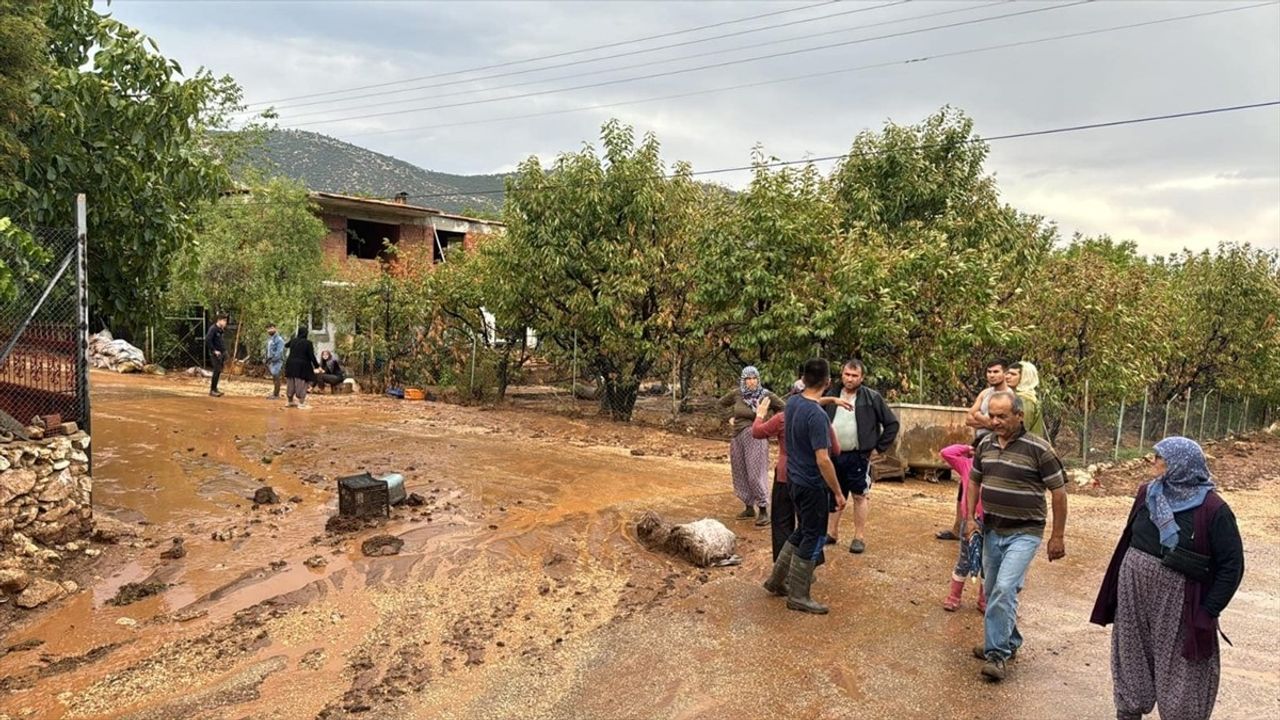 Elmalı'da Sağanak Yağış Hayatı Olumsuz Etkiledi