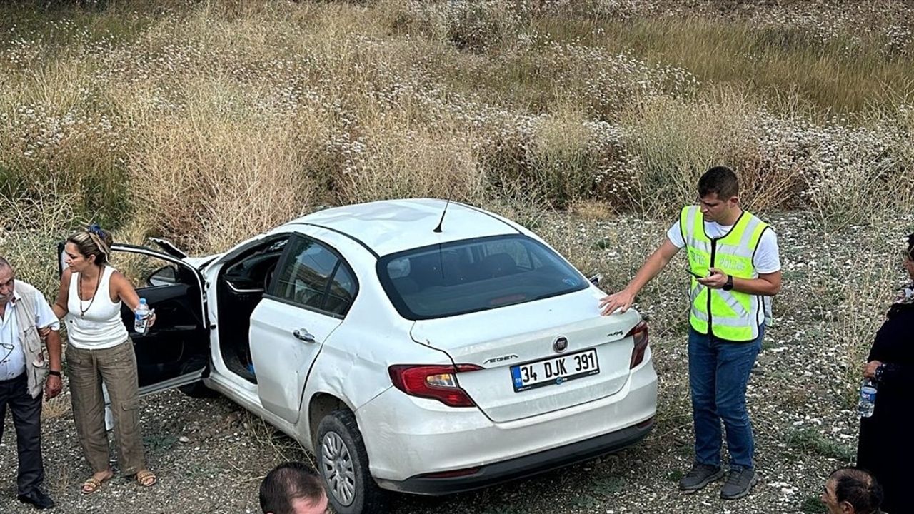 Erzincan'da İki Otomobil Çarpıştı: 5 Yaralı