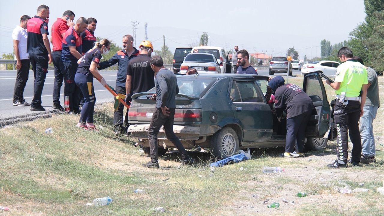 Erzincan'da Şarampole Düşen Otomobilde 4 Yaralı