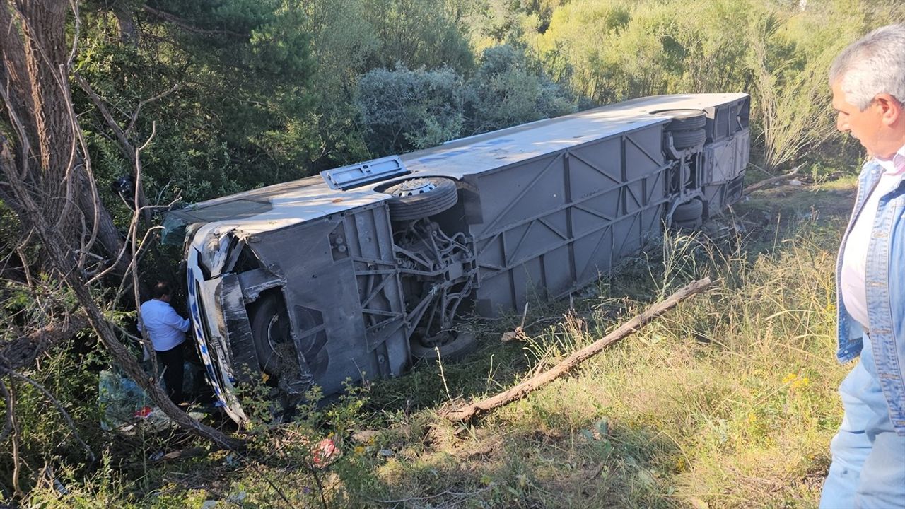 Erzincan'da Yolcu Otobüsü Devrildi: 14 Yaralı