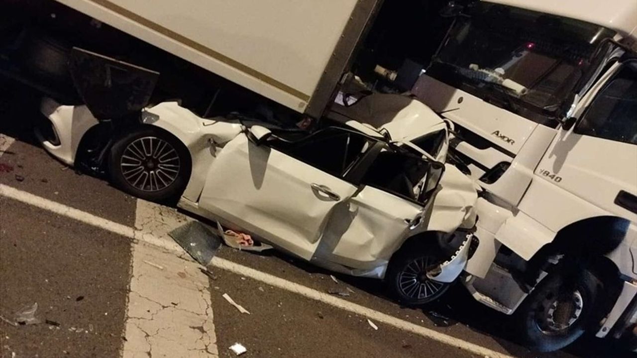 Erzurum'da Tır Arasında Sıkışan Otomobilde İki Yaralı