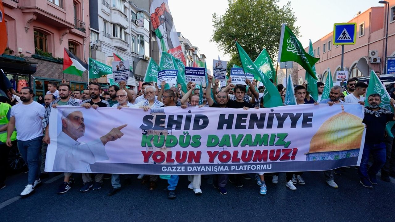 Fatih'te Gazze İçin Dayanışma Yürüyüşü Düzenlendi