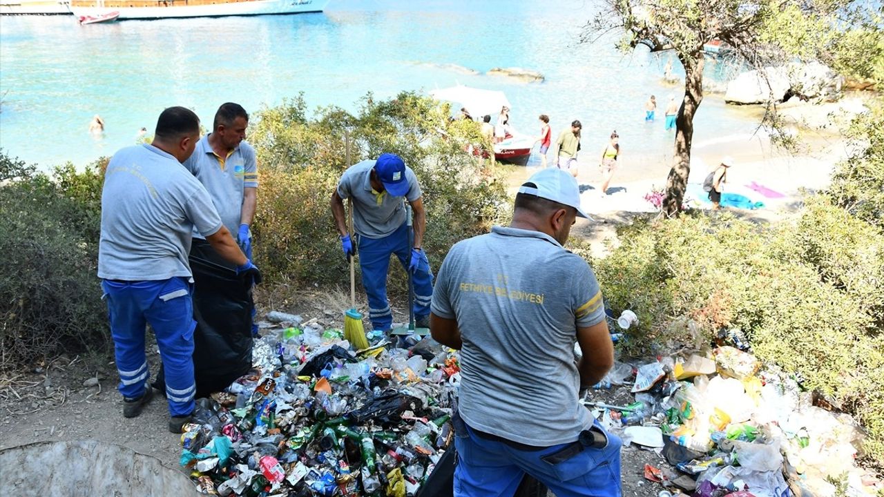 Fethiye'de Deniz Kenarında 50 Torba Çöp Toplandı