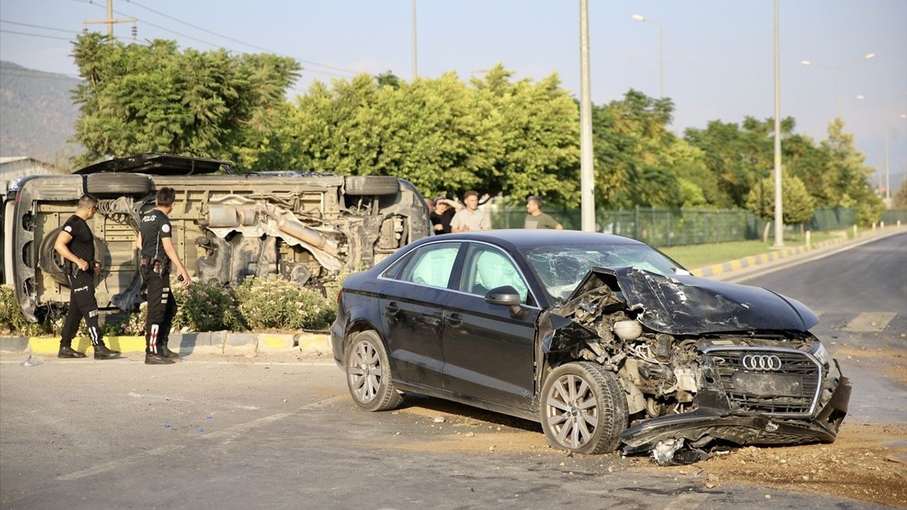Fethiye'de Otomobil ve Minibüs Çarpıştı; 7 Yaralı