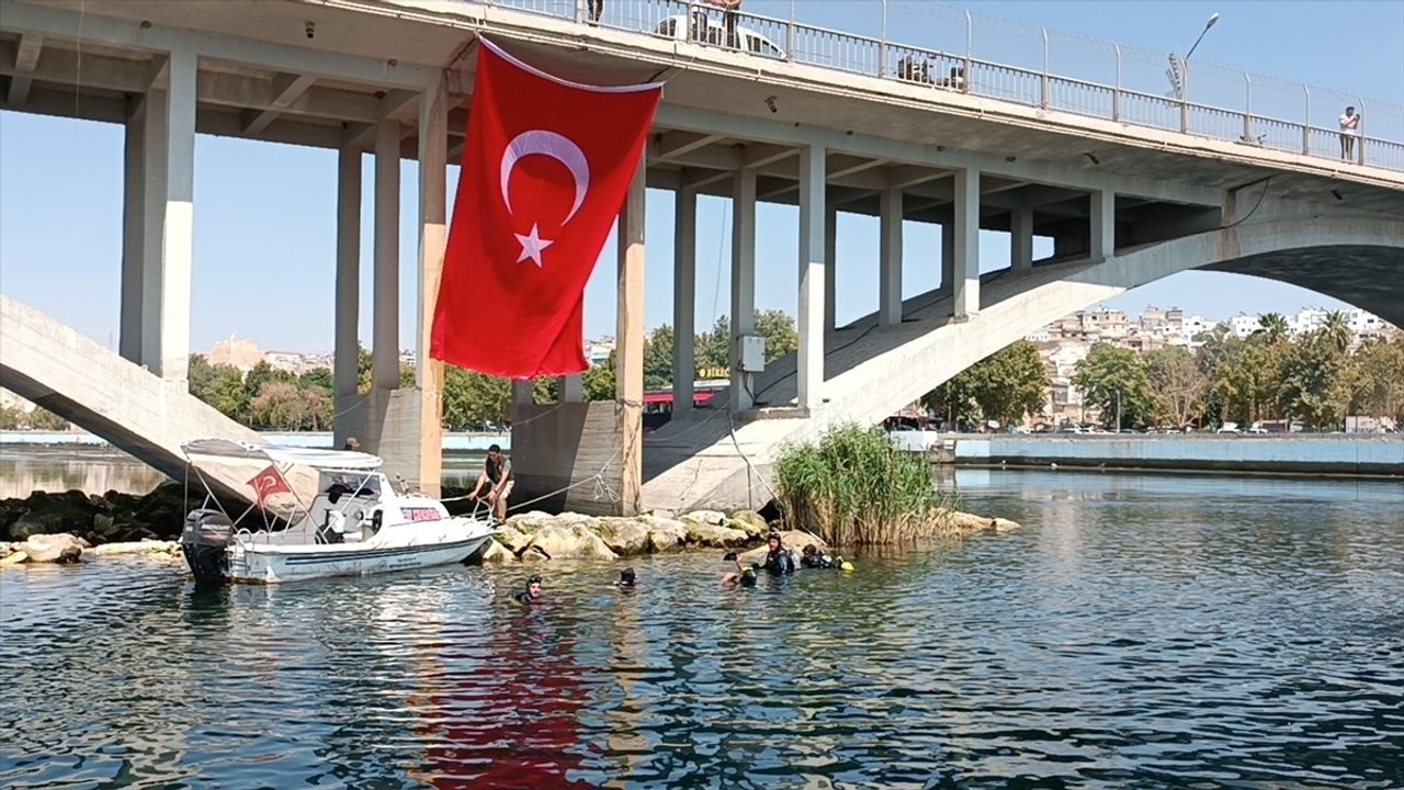 Fırat Nehri'nde Dalgıçlardan 30 Ağustos Kutlaması