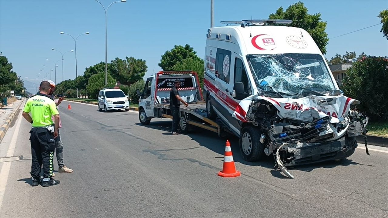 Gaziantep'te Ambulans ve Tanker Çarpıştı: 3 Sağlıkçı Yaralandı