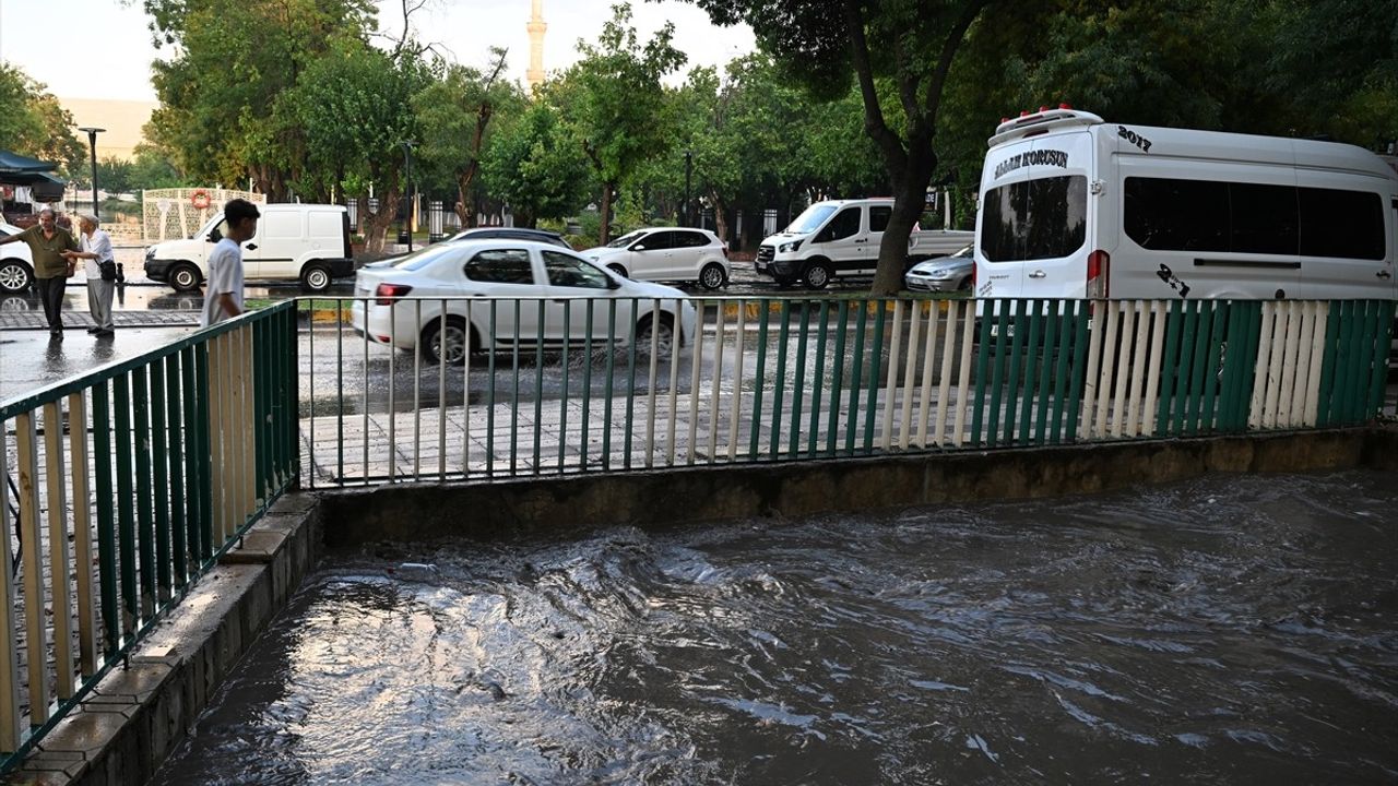Gaziantep'te Sağanak Yağış Hayatı Olumsuz Etkiledi