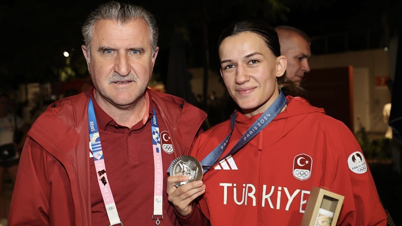 Gençlik ve Spor Bakanı Osman Aşkın Bak, Hatice Akbaş'ı Kutladı
