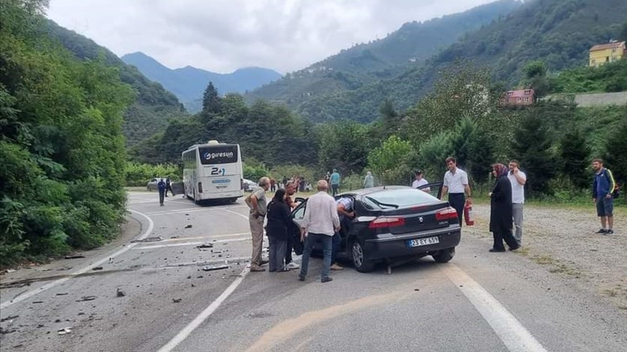 Giresun'da Otobüs ile Çarpılan Otomobilin Sürücüsü Ağır Yaralandı