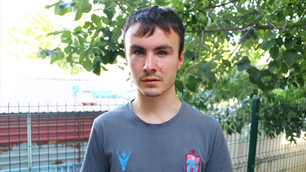 Görme Engelli Genç Müzik ile Hayata Tutunuyor