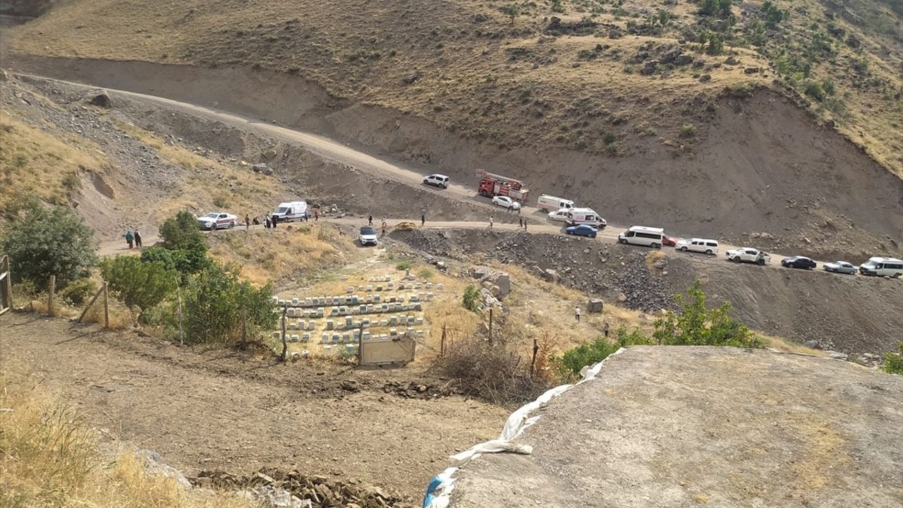 Hakkari'de Kamyonet Şarampole Devrildi: 7 Güvenlik Korucusu Yaralı