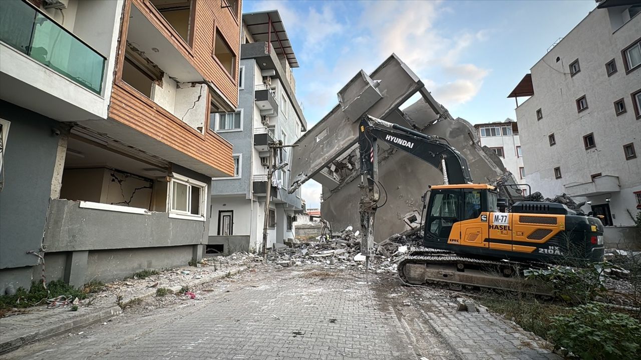 Hatay'da 5 Katlı Bina Yan Yattı