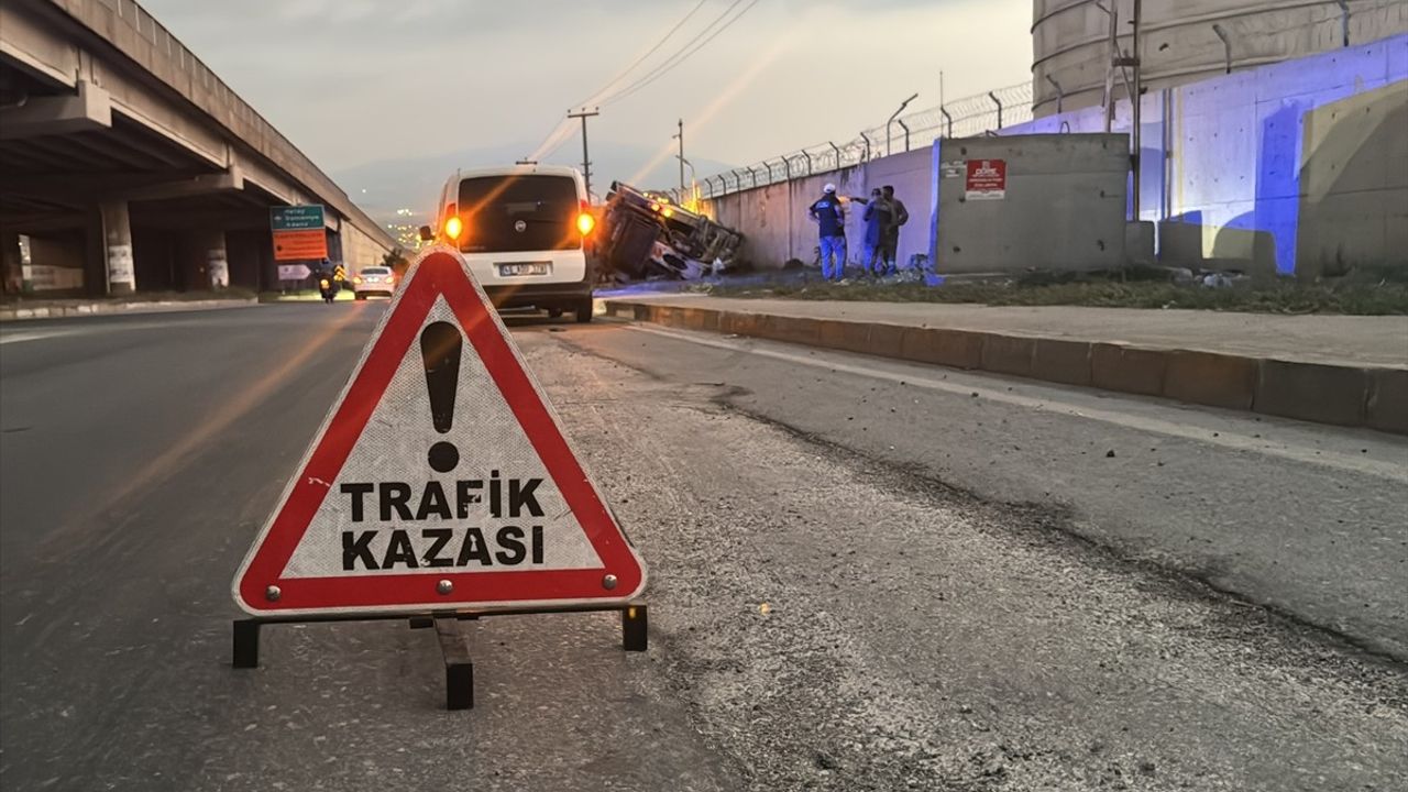 Hatay'da Freni Patlayan Beton Pompası Devrildi