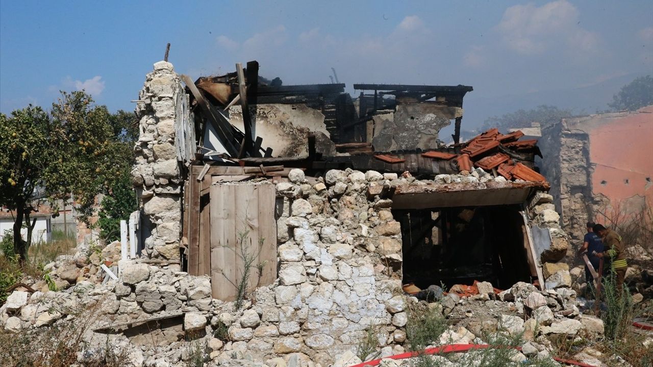 Hatay'daki Boş Binada Yangın Çıkışı