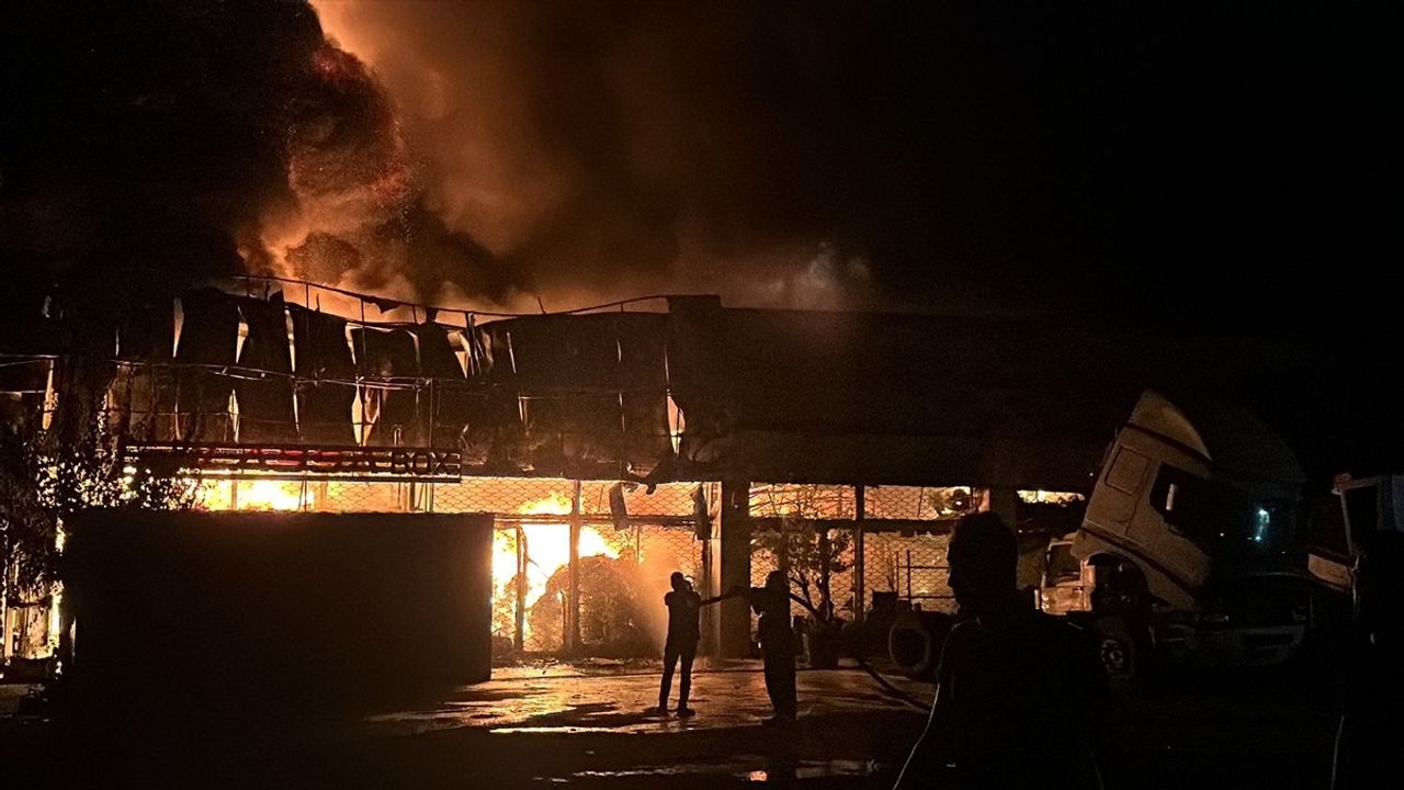 Hatay'daki Lastik Deposunda Yangın Çıktı