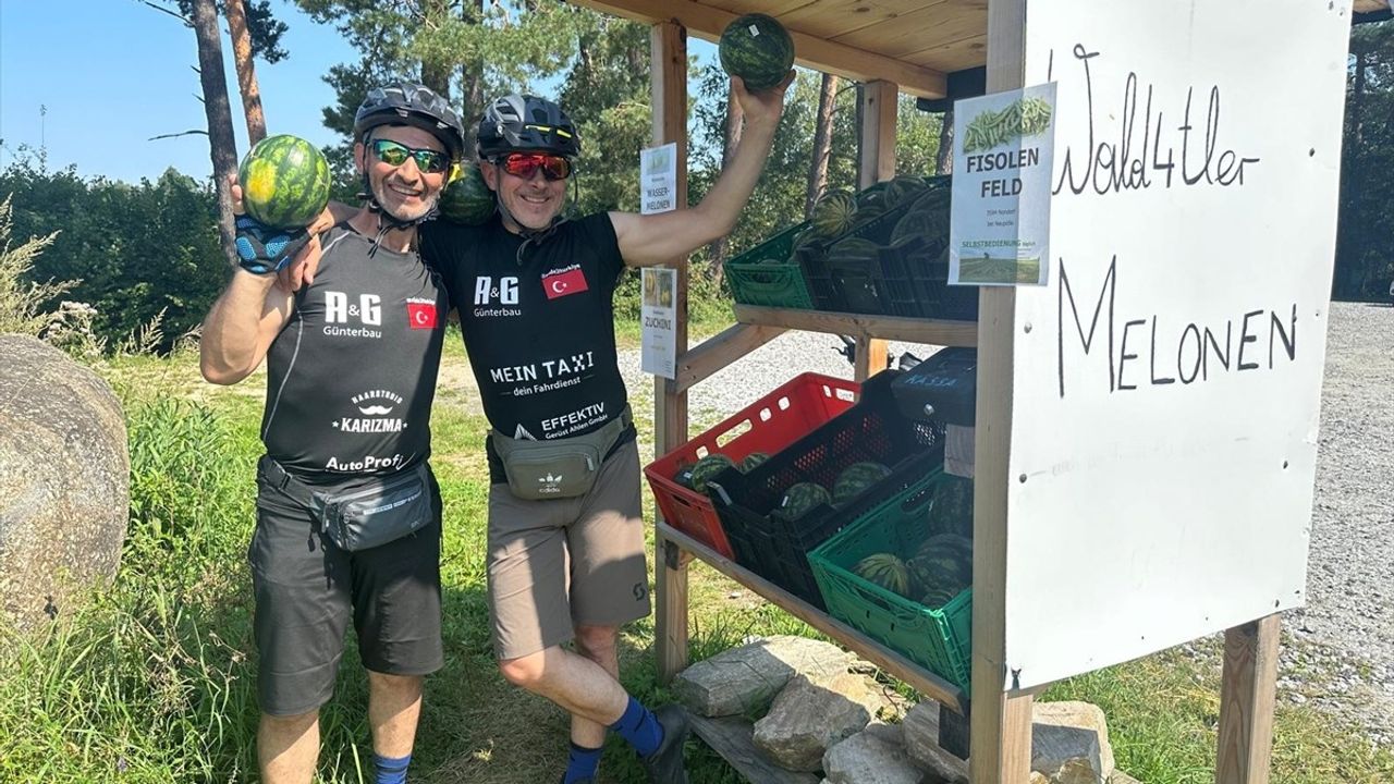 İki Türk Bisikletle Türkiye'ye Yolculuk Başlattı