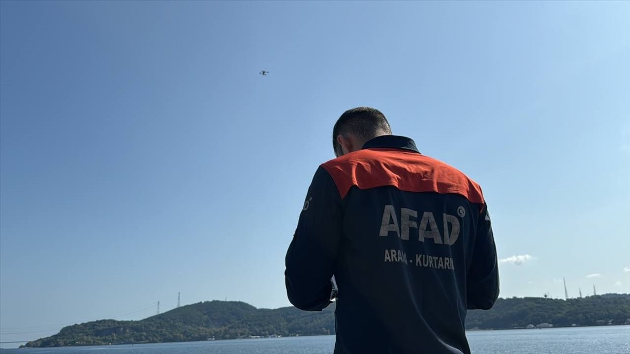 İstanbul Boğazı'nda Tekne Faciası: Emre Erdoğan İçin Arama Çalışmaları Devam Ediyor