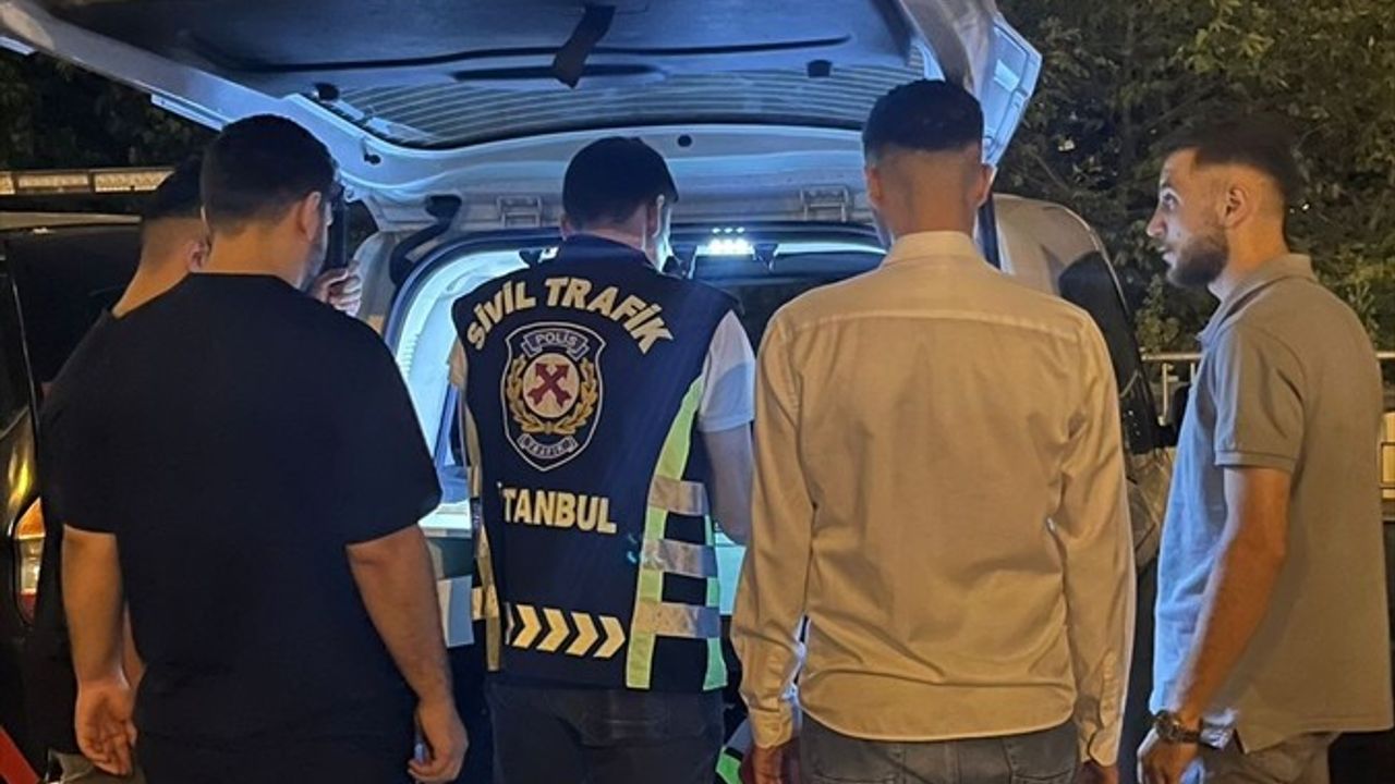 İstanbul'da Düğün Konvoyunda Silahla Havaya Ateş Açan Dört Kişi Yakalandı