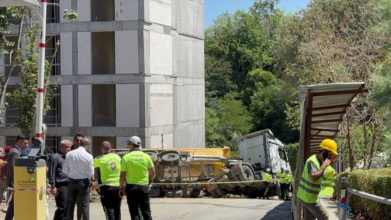 İstanbul'da Hafriyat Kamyonu Kazasında Bir İşçi Hayatını Kaybetti