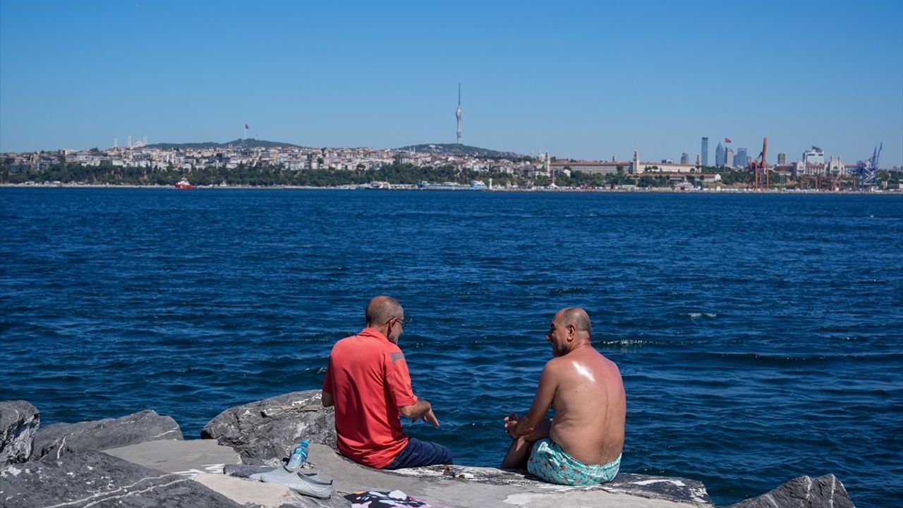 İstanbul'da Sıcak Havadan Kaçış: Denizde Serinleme