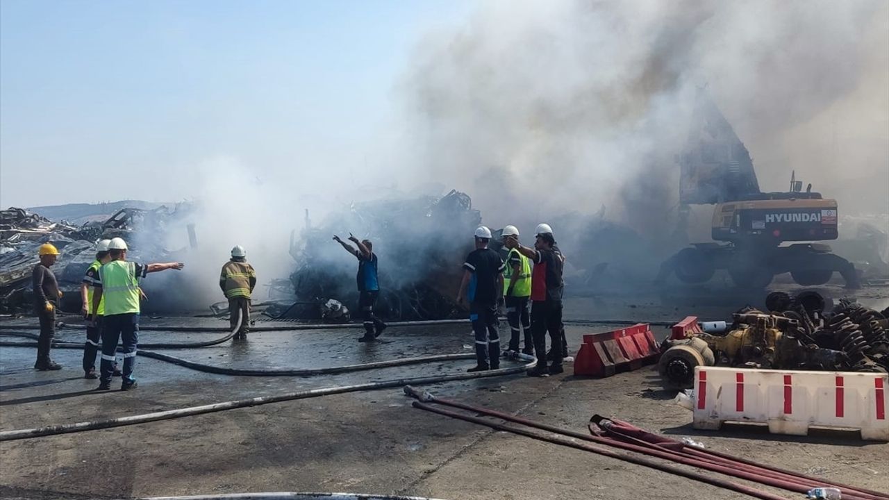 İzmir Aliağa'da Hurda Depolama Alanında Yangın Çıktı