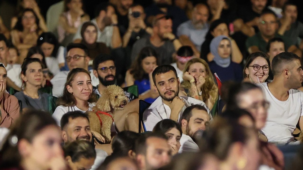 İzmir’de A Milli Kadın Voleybol Takımı’nın Mücadelesi Dev Ekranlarda İzleniyor