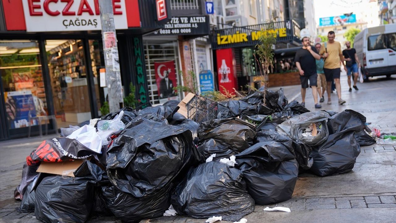 İzmir'de Çöp Krizi: İşçiler Vasıf Ödemeleri İçin Eylemde