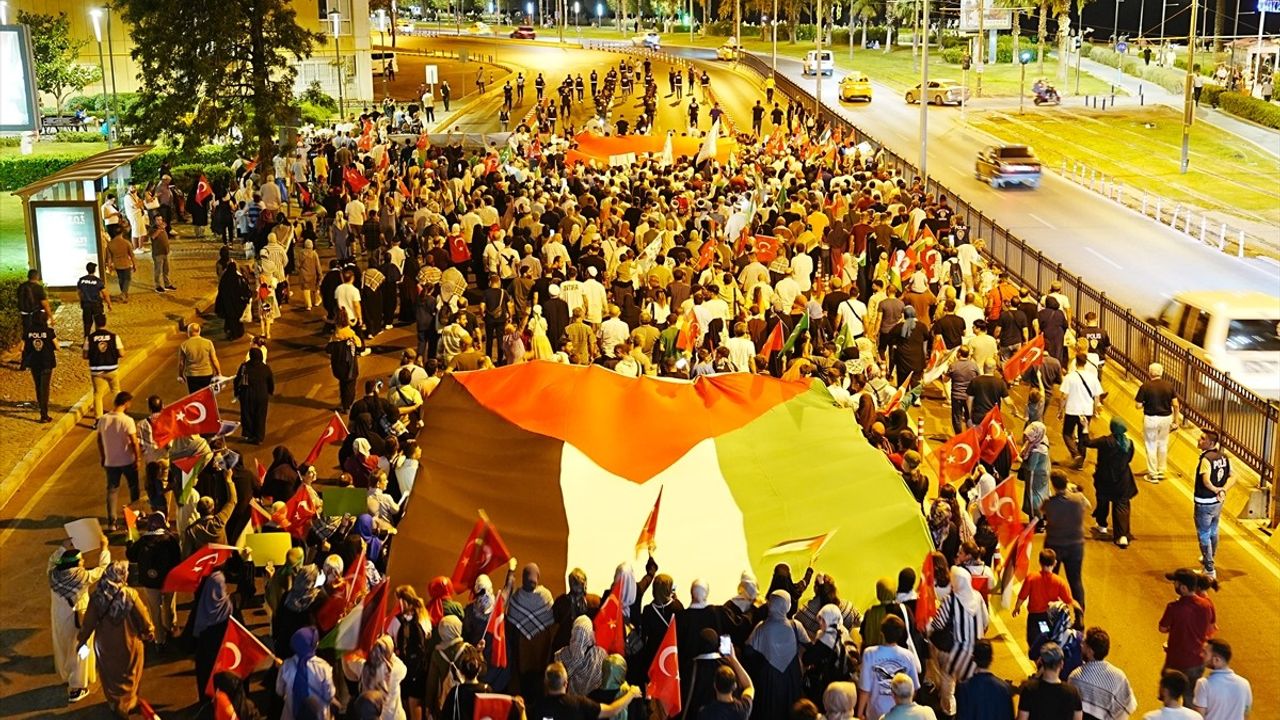 İzmir'de Gazze İçin Protesto Yürüyüşü Düzenlendi