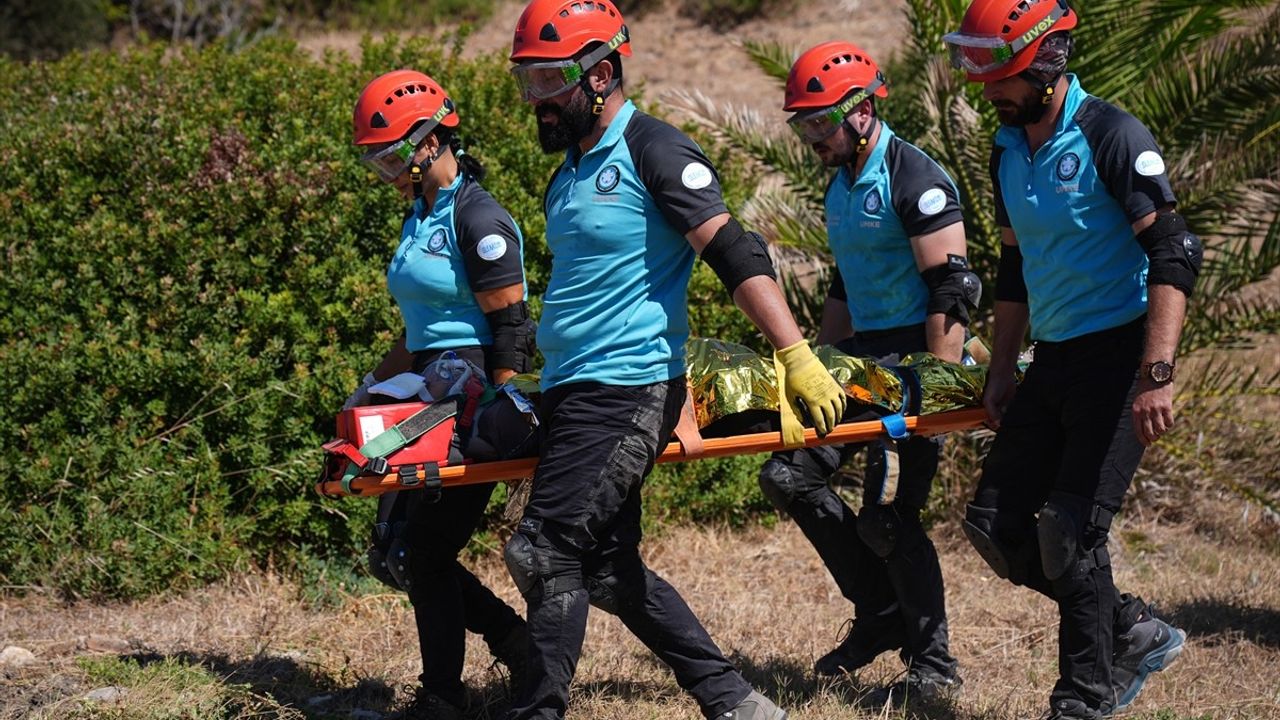 İzmir'de Göçük Tatbikatında Kadın Kurtarıldı