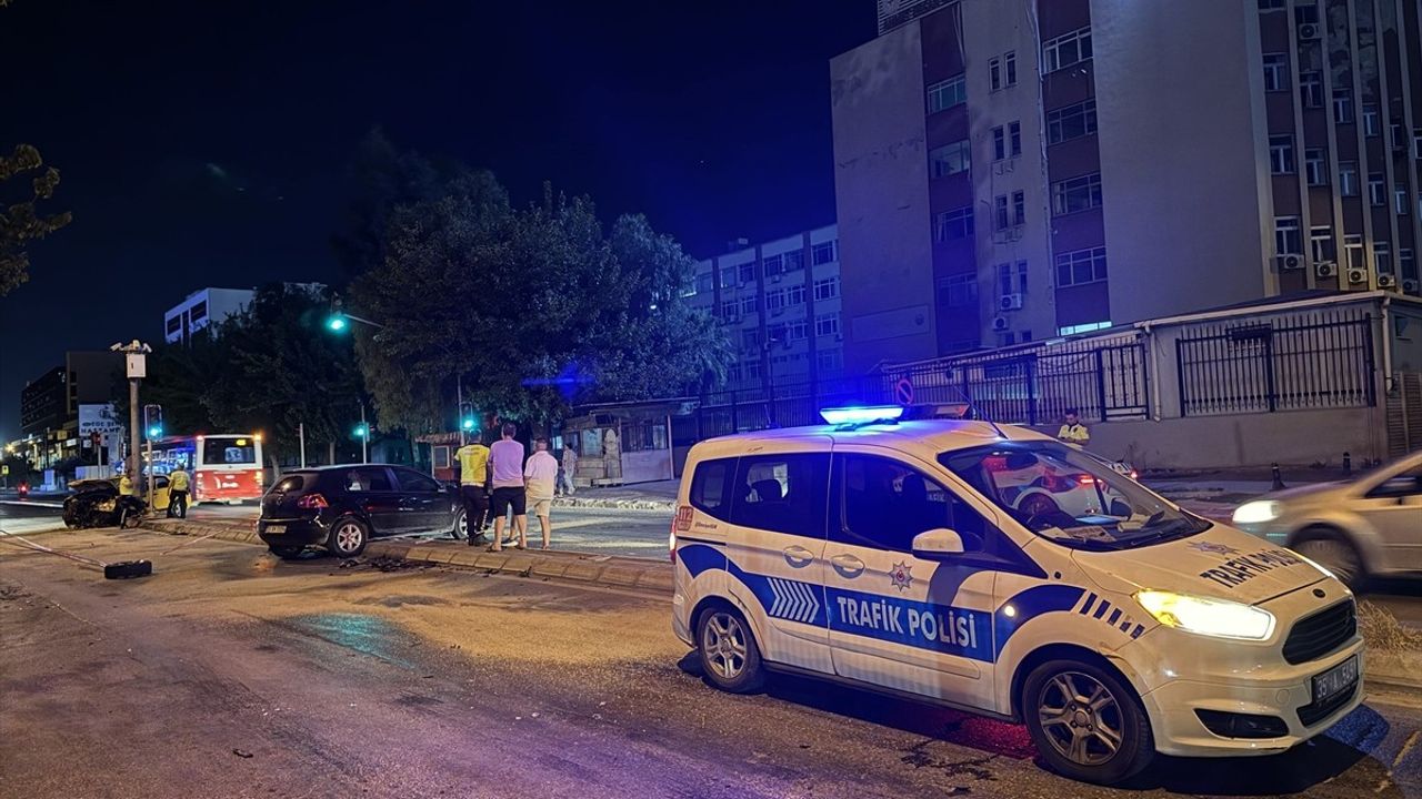 İzmir'de Ticari Taksi ile Çarpışan Otomobilin Sürücüsü Ağır Yaralandı