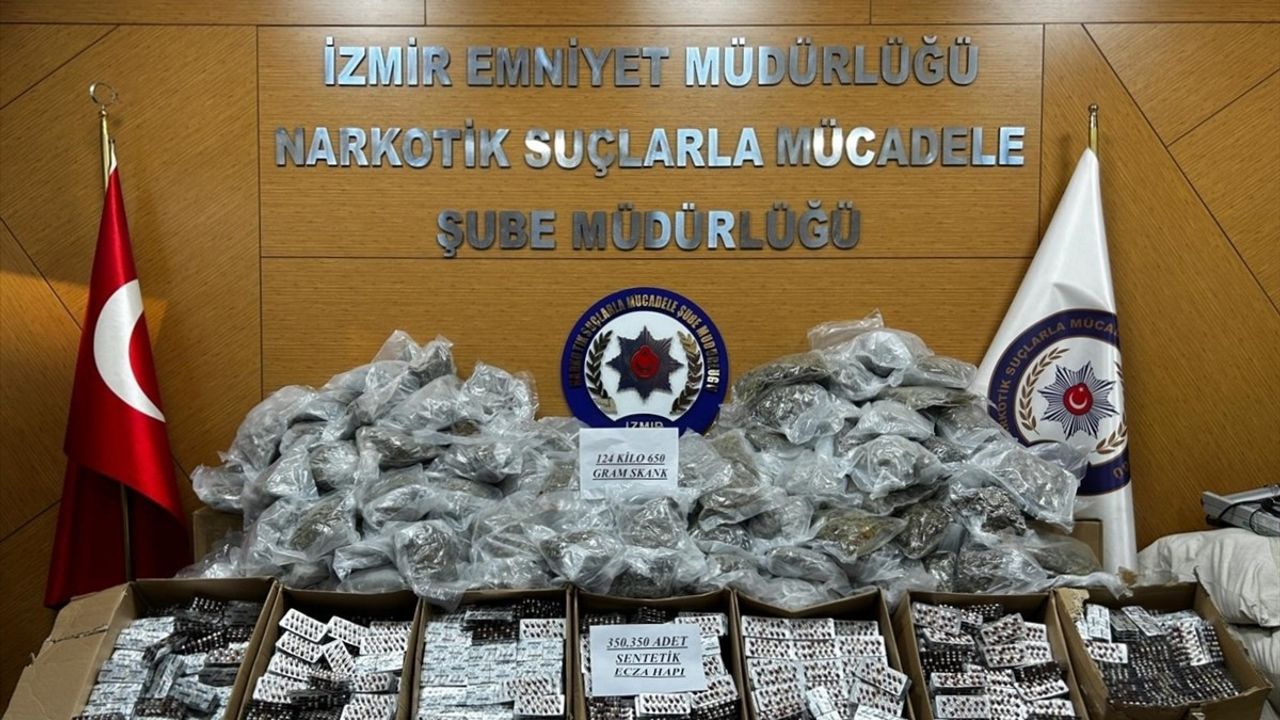 İzmir'de Uyuşturucu Operasyonu: 124 Kilo Esrar ve 350 Bin Sentetik Ecza Ele Geçirildi