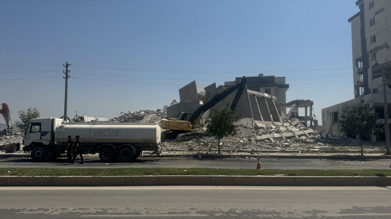 Kahramanmaraş'ta Yıkım Sırasında Enkaz Altında Kalan Operatör Kurtarıldı